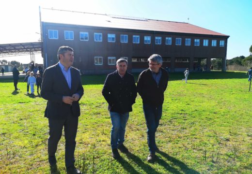 Ovidio Rodeiro visita o CEIP Olveira en Ribeira no que educación investiu en obras de mellora máis de 75.000€
